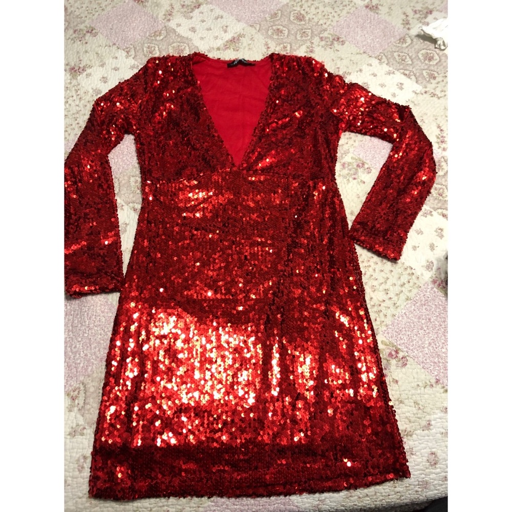 RED SEQUINED DRESS 👗 WITH ‘V’ PLUNGING NECK